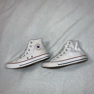 CONVERSE ALL STAR WHITE CHUCK TAYLORS!!